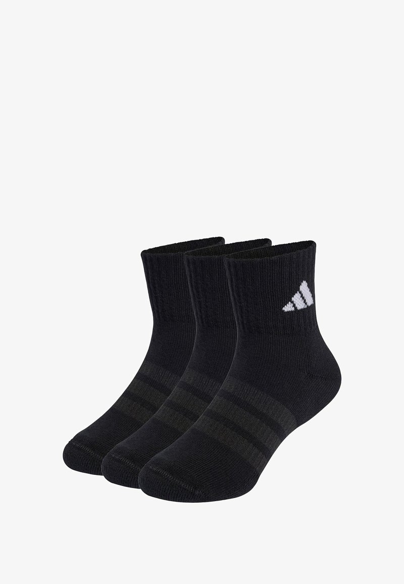 Calcetines deportivos negros con textura acanalada, de longitud hasta el tobillo, que presentan dos franjas horizontales verde oscuro y un logotipo blanco de Adidas. Incluye tres pares.