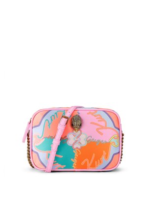 Petit sac bandoulière rectangulaire compact en rose, orange et bleu sarcelle avec des motifs abstraits, une sangle chaîne dorée et un fermoir décoratif en forme d'oiseau doré.