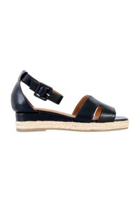 Sandale compensée en cuir noir avec deux découpes à l'avant, sangle ajustable à la cheville et semelle en jute tissée. Texture lisse avec un design épuré.