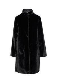 Cappotto lungo in velluto nero con colletto alto e tasche frontali, design semplice, senza bottoni o cerniere visibili.