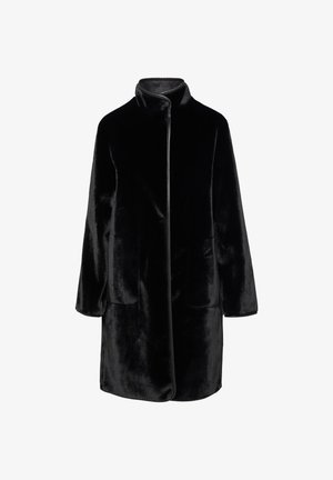 Cappotto lungo in velluto nero con colletto alto e tasche frontali, design semplice, senza bottoni o cerniere visibili.