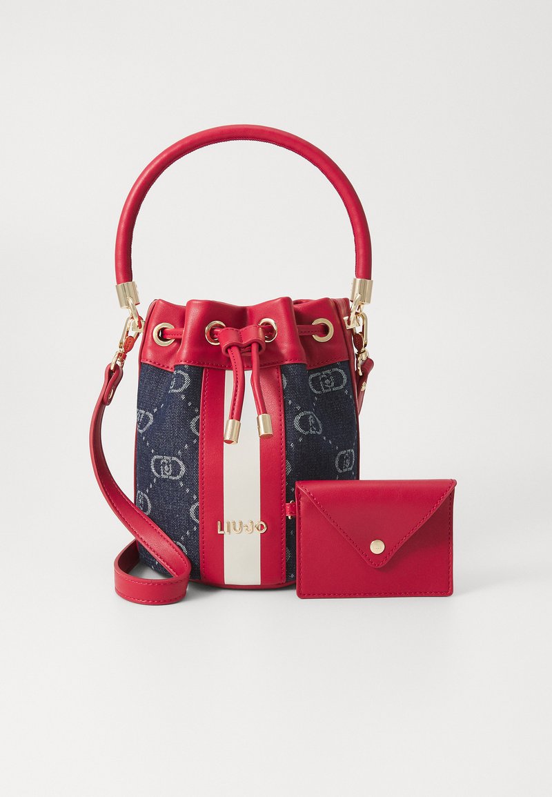 Borsa a secchiello rossa e blu realizzata in denim e pelle con accessori in oro, chiusura a coulisse e un piccolo portafoglio abbinato.