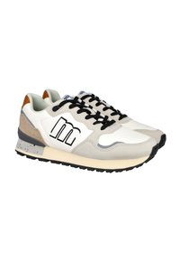 Par de zapatillas blancas y grises con cordones negros, que presentan un audaz logo "m" en el costado y acentos moteados en la entresuela.