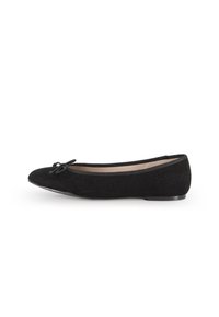 Bailarina de ante negro con punta redondeada, delicado lazo negro en el empeine y una sutil banda elástica alrededor de la abertura.