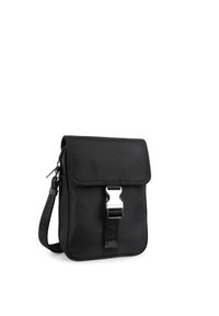 Borsa a tracolla nera in nylon con pattina frontale, chiusura in metallo argentato, tracolla regolabile e logo discreto sulla tracolla.