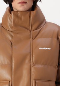 LOW LIGHTS STUDIOS® ORION PUFFER JACKET UNISEX - Winter jacket - brown