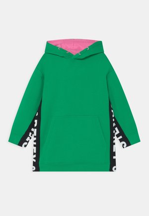 Grøn hættetrøje med rosa indvendig foring, forlomme og kontrasterende sorte sidepaneler med hvid tekstdesign. Fremstillet af blødt materiale.