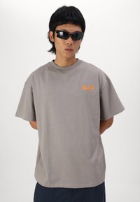 LEGACY STUDIOS Triko s potiskem - charcoal grey