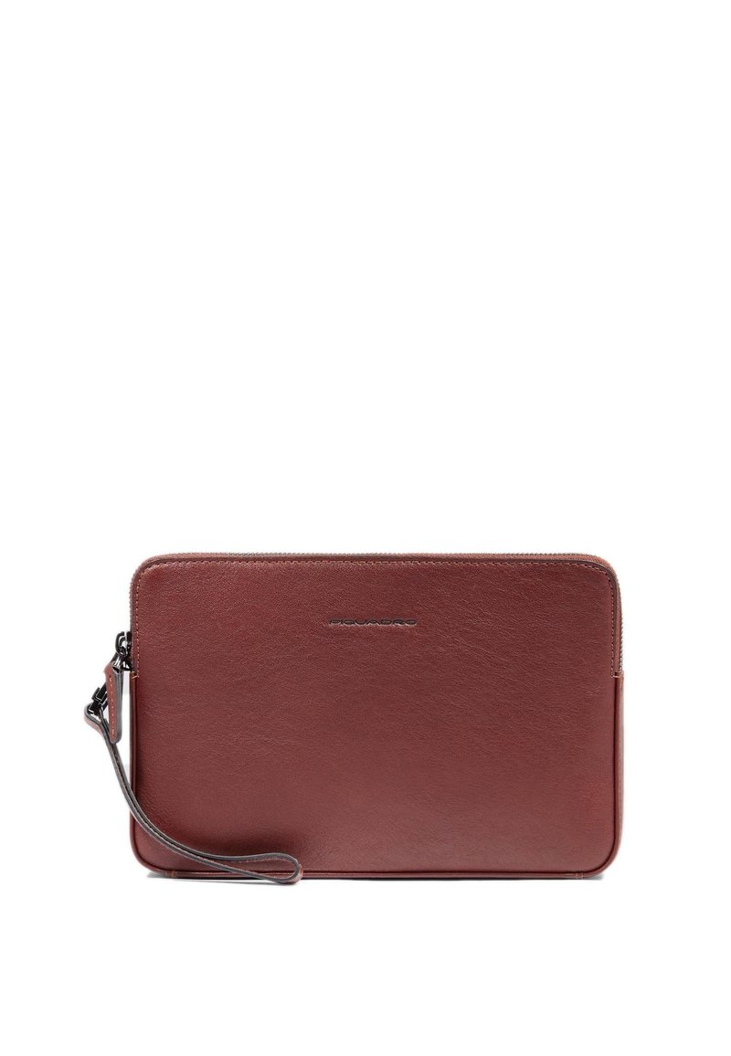 Portafoglio in pelle color bordeaux con una texture liscia. Dotato di chiusura con cerniera e cinturino da polso. Logo del marchio impresso sul davanti.