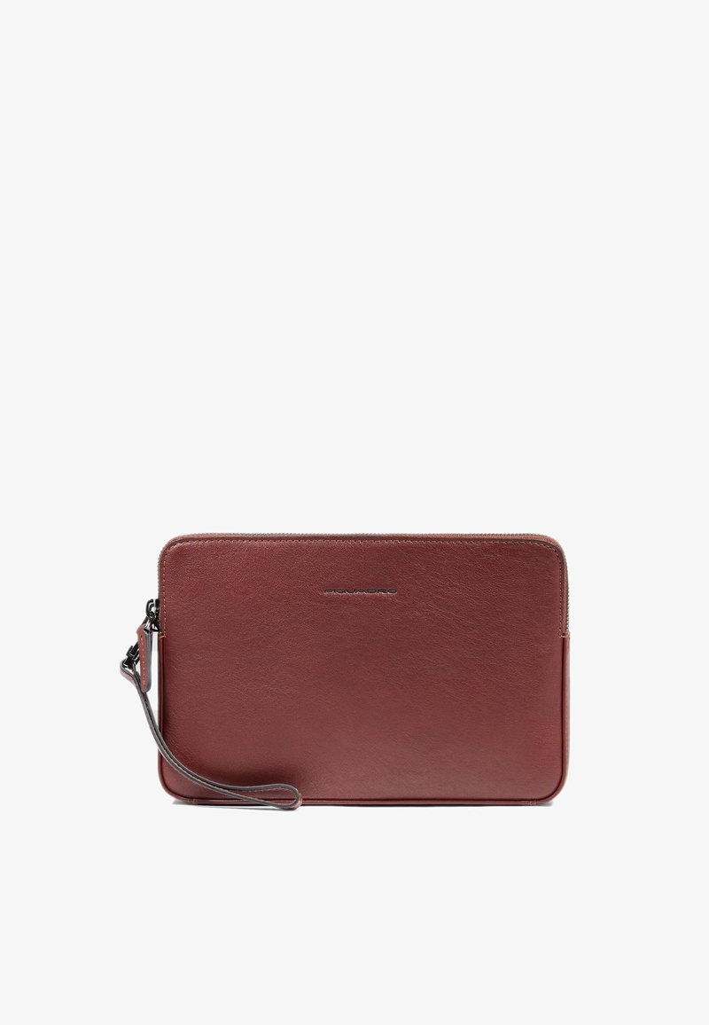 Portafoglio in pelle color bordeaux con una texture liscia. Dotato di chiusura con cerniera e cinturino da polso. Logo del marchio impresso sul davanti.