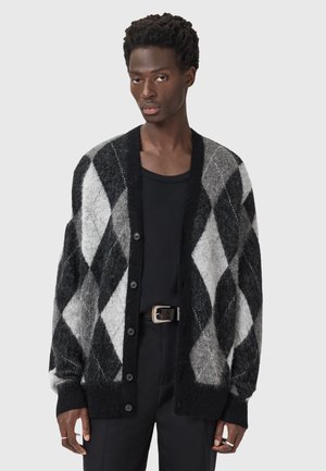 Schwarzer und grauer Argyle-musterierter Cardigan aus weichem, strukturiertem Strick. Er verfügt über eine Knopfleiste vorne sowie gerippte Manschetten und Saum.