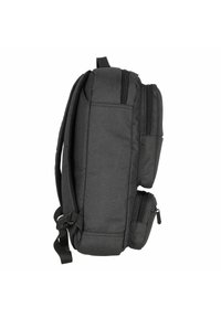 Sac à dos en tissu noir avec plusieurs compartiments, deux poches zippées sur les côtés, des bretelles réglables et un profil plat. Extérieur durable et texturé.