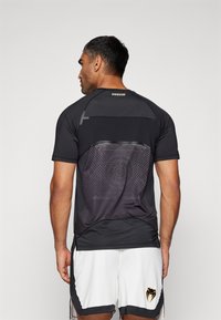 Venum AIR DRY TECH - Športne majice - deep black/desert sand