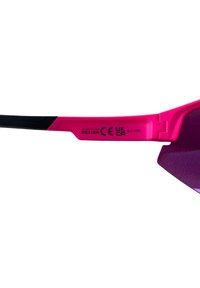 Occhiali sportivi rosa con stanghette nere, caratterizzati da un design elegante, lenti protettive UV e marchi e diciture di conformità incisi al laser.