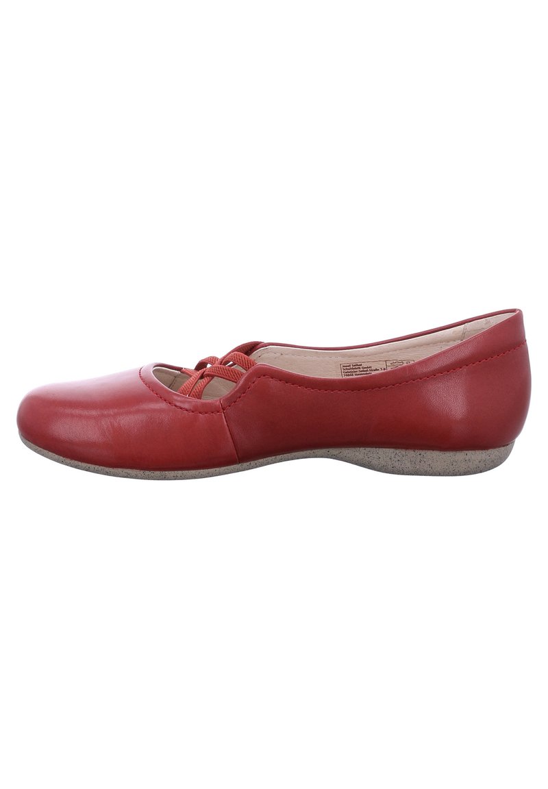 Bailarinas de cuero rojo con puntera redonda, diseño recortado y acentos elásticos. Tacón bajo y texturizado para mayor estabilidad.