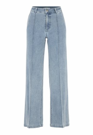 Hellblaue, hoch taillierte Jeans mit weitem Bein, vorderen Nähten, Knopfverschluss und Gürtelschlaufen vor weißem Hintergrund.