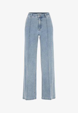 Lichtblauwe jeans met hoge taille en wijde pijpen, voornaad, knoopsluiting en lussen voor een riem, op een witte achtergrond.