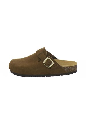 Brauner Wildleder-Slipper mit verstellbarem goldfarbenem Schnallenriemen und Kork-Fußbett, flache schwarze Sohle, fotografiert auf weißem Hintergrund.