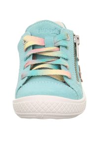 Türkisfarbene Wildleder-Sneaker mit pastellfarbenen Schnürsenkeln, seitlichem Reißverschluss, weißer Gummisohle und strukturierten Akzenten. Flaches Design mit abgerundetem Zehenbereich.