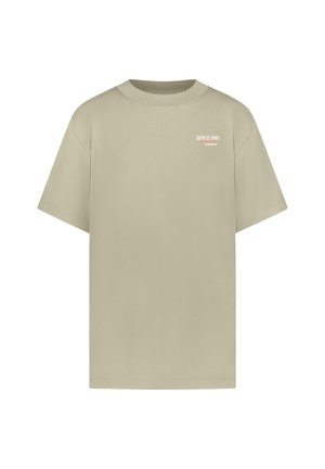 Beige uniseks T-shirt met korte mouwen en ronde hals, met kleine witte tekst "SINCE 1982" en "@CARS" op de bovenkant van de linkerborst.