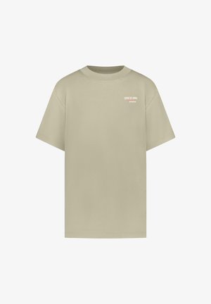 Beige uniseks T-shirt met korte mouwen en ronde hals, met kleine witte tekst "SINCE 1982" en "@CARS" op de bovenkant van de linkerborst.