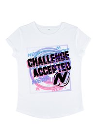 Hvid bomulds t-shirt med op-rullede ærmer, der har et multicolor grafisk design med teksten "CHALLENGE ACCEPTED" i fed sort skrift og cirkulære mønstre.