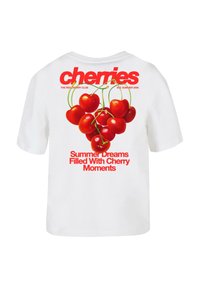 Vit t-shirt med kort ärm som har en djärv körsbärsgrafik och röd text på baksidan, med rund halsringning och avslappnad passform.