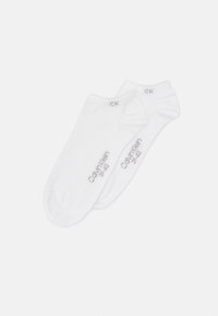Hvite ankelstrømper laget av myk stoff. Har en lys grå "Calvin Klein"-logo og størrelsesmarkeringer på vrangborden. Glatt overflate uten mønstre.