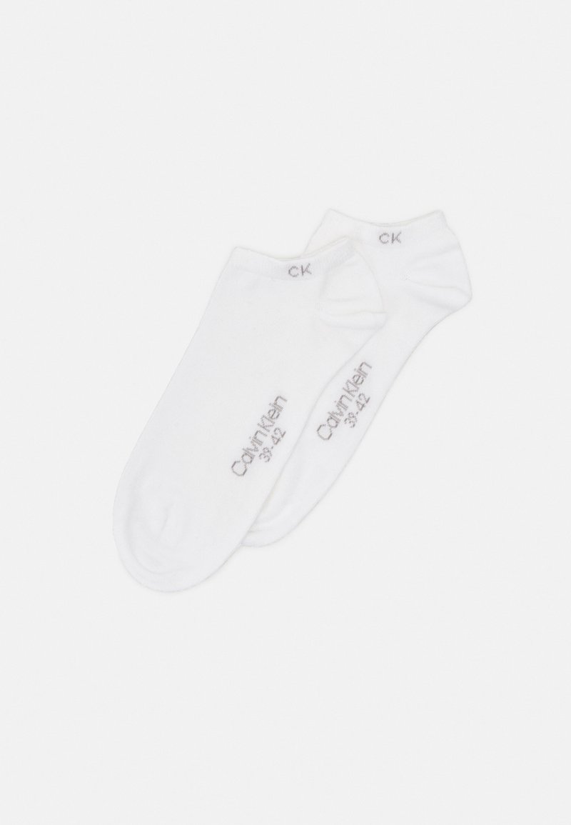 Hvite ankelstrømper laget av myk stoff. Har en lys grå "Calvin Klein"-logo og størrelsesmarkeringer på vrangborden. Glatt overflate uten mønstre.