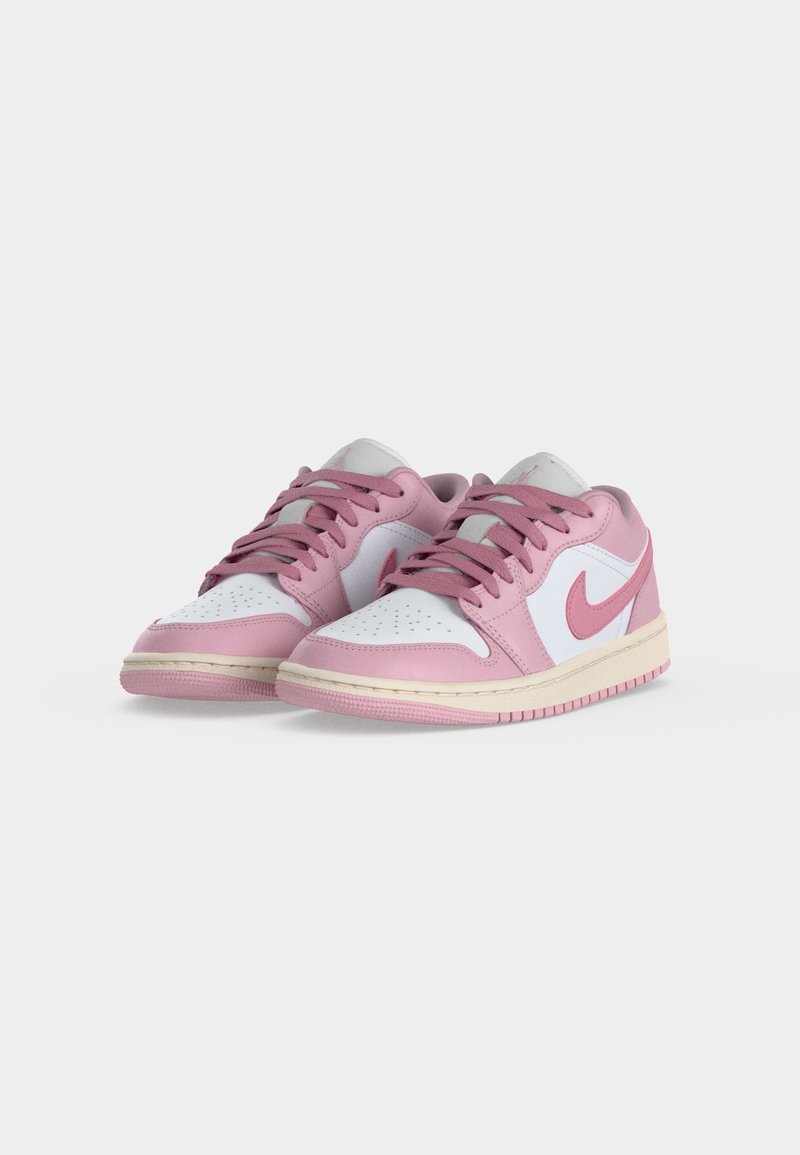 Paar flache Sneaker mit weißer Lederbasis und pinken Überzügen, Schnürsenkeln und Sohlen, nebeneinander auf neutralem Hintergrund gezeigt.