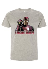 Camiseta de algodón gris con un gráfico de Iron Man. El diseño incluye colores vibrantes en rojo y dorado con el texto "SOY IRON MAN" abajo.