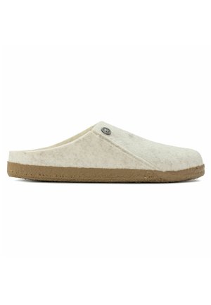Wool-Slipper zum Hineinschlüpfen in hellem Creme mit strukturierten Oberflächen und einer braunen Gummisohle; verfügt über ein dekoratives Metall-Logo.