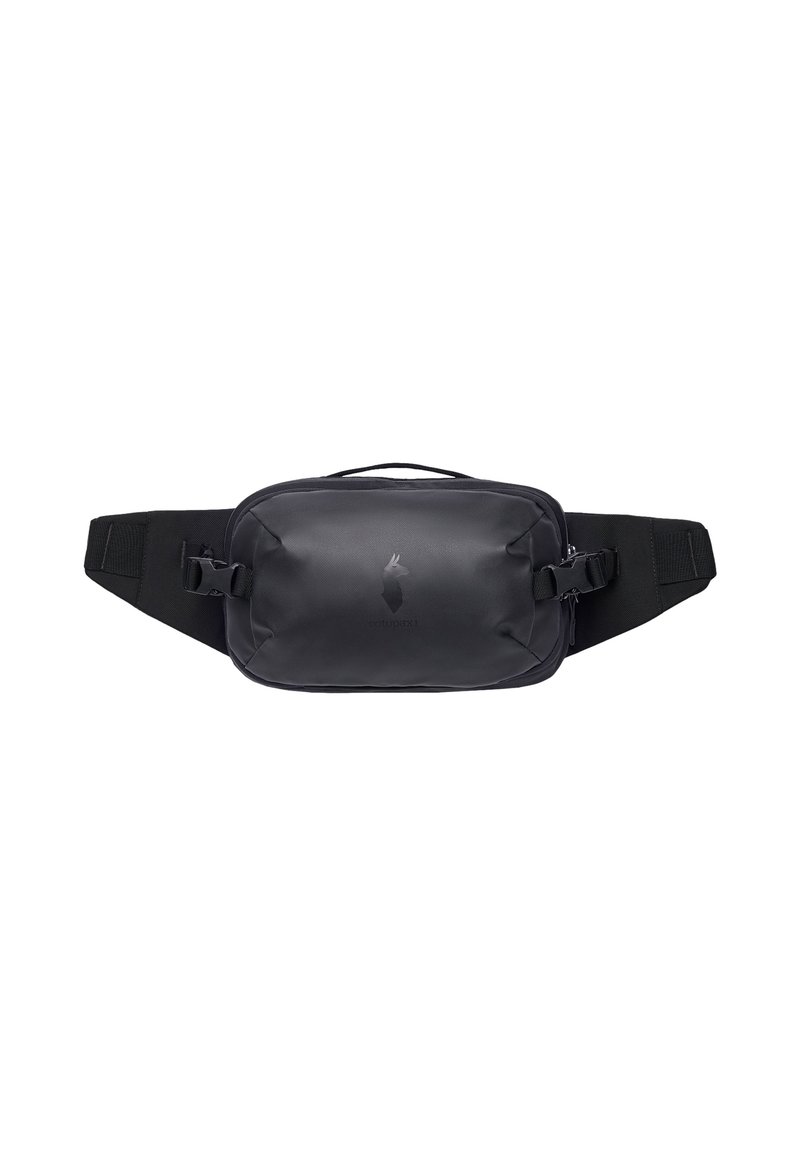 Il marsupio nero in nylon presenta una forma rettangolare, una tracolla regolabile, una tasca frontale con zip e un logo discreto sulla superficie.