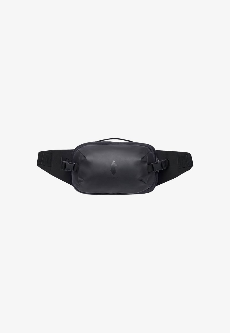 Le sac banane en nylon noir présente une forme rectangulaire, une sangle ajustable, une poche zippée à l'avant et un logo discret sur la surface.