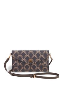 Křížová taška v tmavě námořnické syntetické kůži s béžovým diamantovým vzorem, se zlatým kováním a nastavitelným popruhem. Vybavena klopovým uzavíráním.