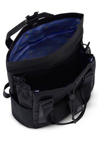 Geantă de umăr neagră cu exterior din țesătură, mânere rezistente și un interior cu model albastru. Dispune de un buzunar lateral din plasă și un sistem de închidere sigur.