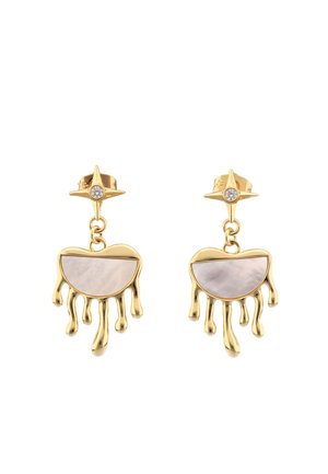Cercei de culoare auriu cu tije în formă de stea, decorați cu pietre mici transparente, și forme de semilună agățate, cu centre perlate și detalii aurii care picură.