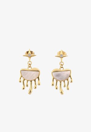 Ohrringe in Goldoptik mit sternförmigen Steckern, die kleine klare Steine aufweisen, und hängenden Halbmondformen mit perligen Zentren und tropfenden Golddetails.