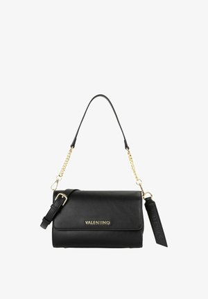 Schwarze Leder-Umhängetasche mit goldfarbener Kettenriemen, ausgestattet mit einem Klappverschluss, geprägtem Logo-Detail und abnehmbarem Schlüsselanhänger.