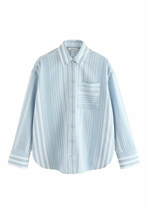 Lyseblå skjorte med knapper, hvide lodrette striber, lange ærmer, spids krave og en stribet brystlomme på venstre side.