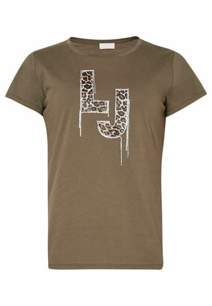T-shirt in cotone verde oliva con maniche corte. Presenta una stampa finta leopardo con il design "HJ" decorato con strass. Tessuto morbido e vestibilità classica.