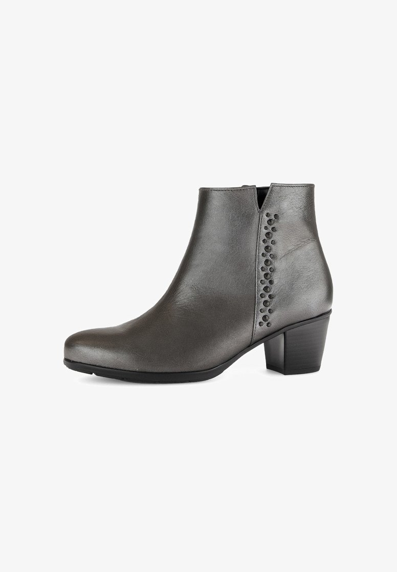 Graue Leder-Stiefelette mit glatter Oberfläche, leicht spitzem Zehenbereich, seitlichem Reißverschluss und dekorativen Nietenakzenten entlang der Naht. Blockabsatz.