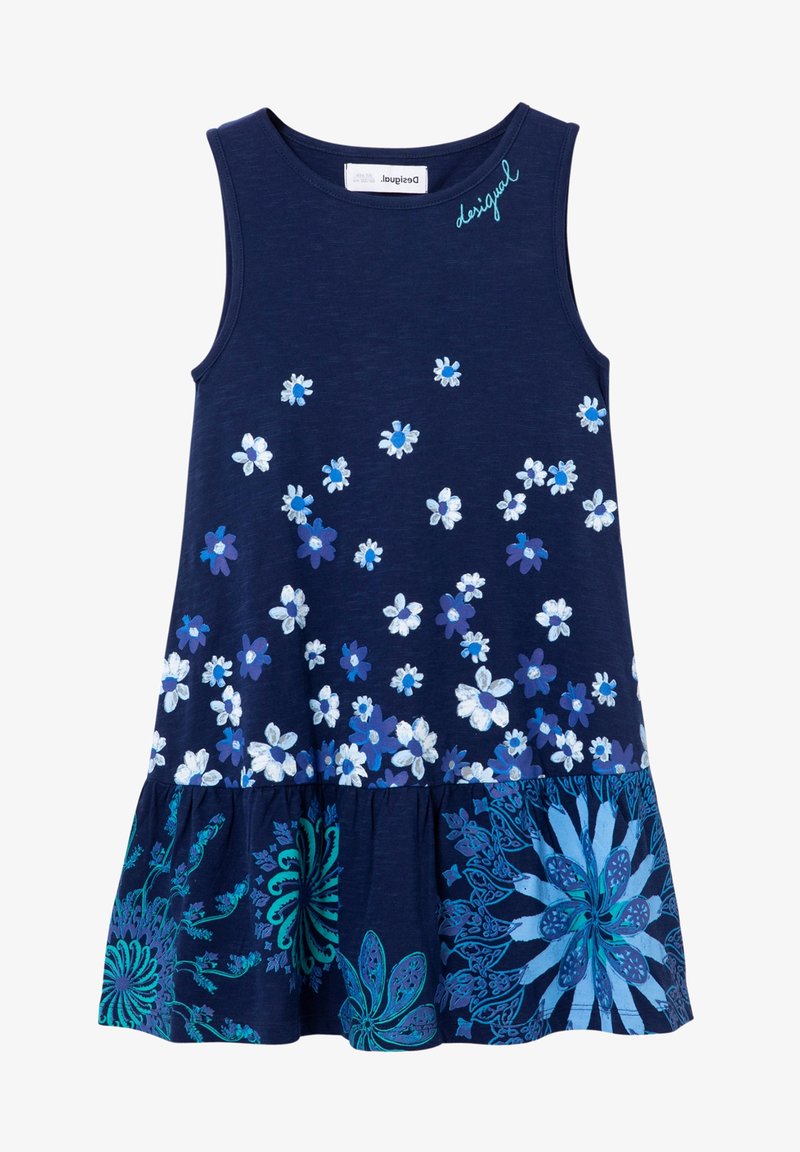 Robe sans manches bleu marine avec des fleurs blanches et bleues éparpillées, ourlet froncé avec de grands motifs floraux, et logo "Desigual" près de l'encolure.
