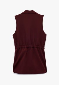 Bordeaux mouwloos topje met een kraag, met een geplooide taille en een gladde stoftextuur. Achteraanzicht benadrukt de eenvoud van het ontwerp.