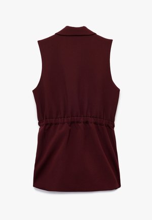 Burgunderfarbene ärmellose Bluse mit Kragen, die eine geraffte Taille und eine glatte Stoffstruktur aufweist. Die Rückansicht hebt die Schlichtheit des Designs hervor.