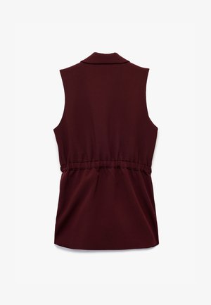 Burgunderfarbene ärmellose Bluse mit Kragen, die eine geraffte Taille und eine glatte Stoffstruktur aufweist. Die Rückansicht hebt die Schlichtheit des Designs hervor.