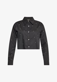 Camisa negra corta con mangas largas, cuello con solapa y adornos plateados esparcidos por la tela; cuenta con cierre delantero de botones.