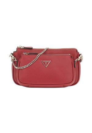 Cartera de muñeca Guess de cuero texturizado rojo, con un bolsillo con cremallera en la parte frontal, un logo metálico triangular y una cadena plateada.