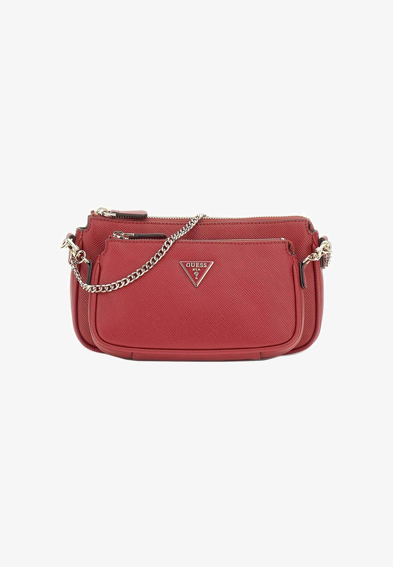Porte-monnaie Guess en cuir texturé rouge avec une poche zippée à l'avant, un logo métallique en forme de triangle et une bandoulière en chaîne argentée.