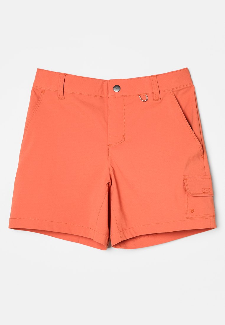 Pantalones cortos naranjas de tela ligera, con un bolsillo frontal, un bolsillo lateral tipo carga y cierre de botón metálico. Textura suave.
